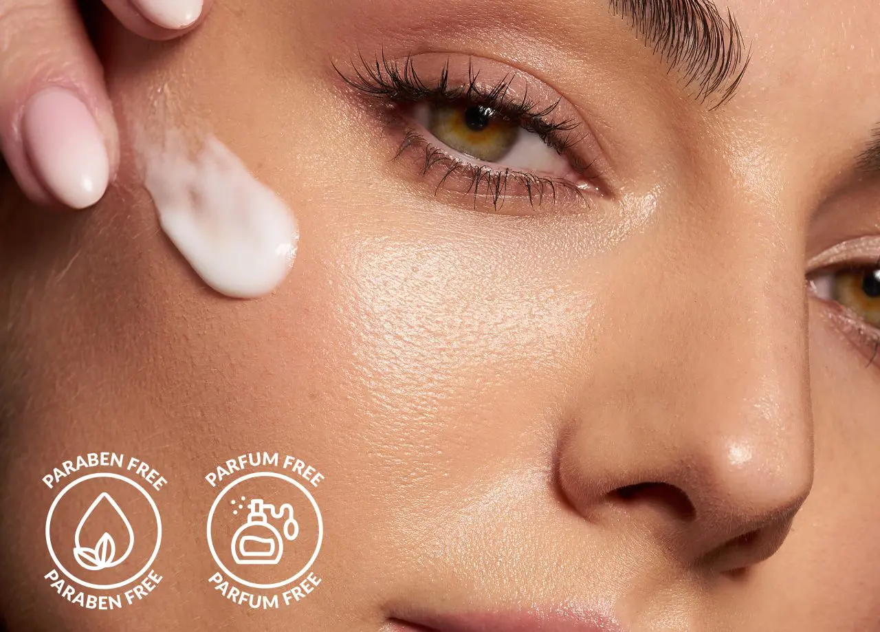 Dermatude model met parfum & parabenenvrije creme op wang